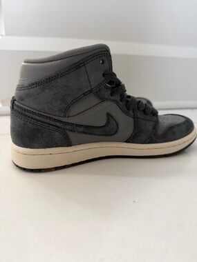 Nike Air Jordan 1 Mid - Dark Gray & Cream